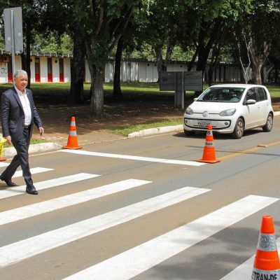 Reverenciar os transeuntes é uma prática cultural.