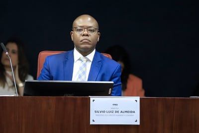 André Mendonça decide que o caso de Silvio Almeida permanecerá no Supremo.