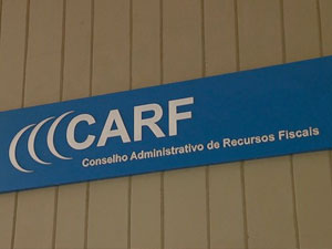 Debate sobre os limites da fiscalização alfandegária.