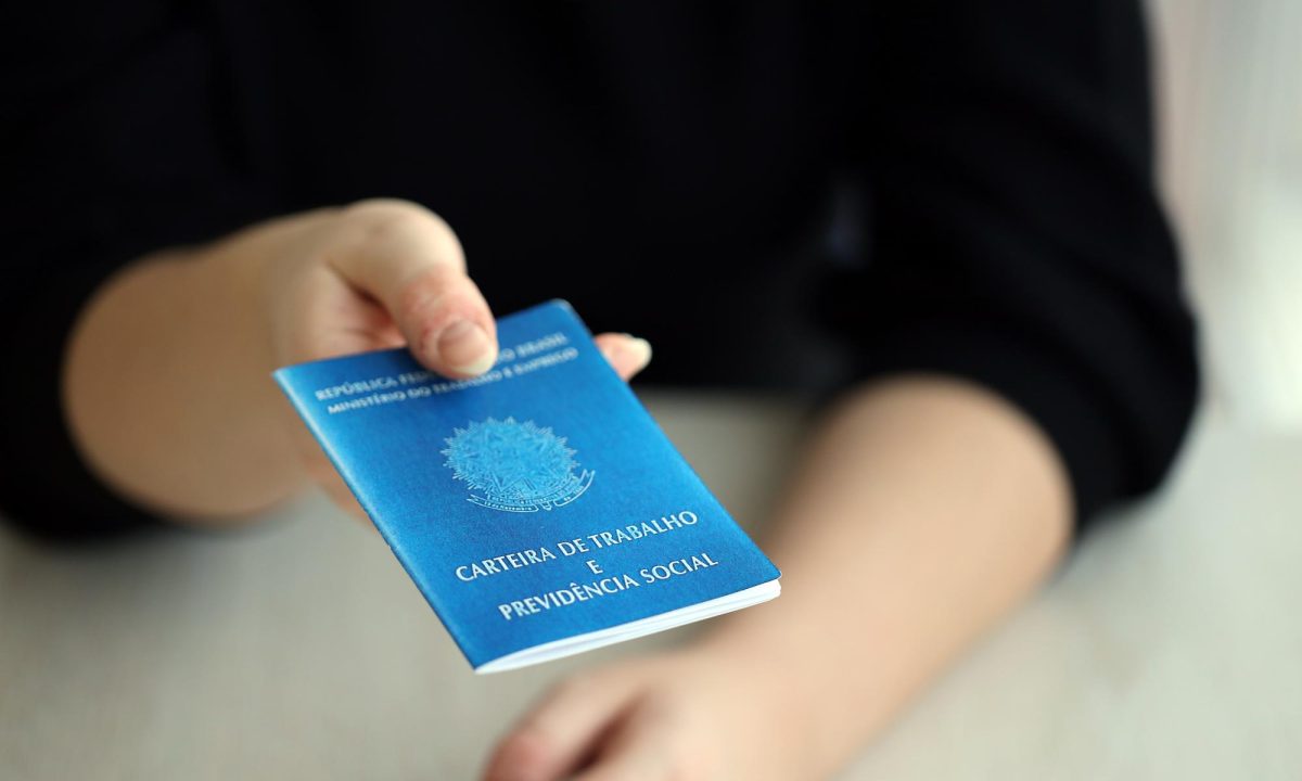 Decreto amplia os direitos trabalhistas em contratos de prestação de serviços no setor público.