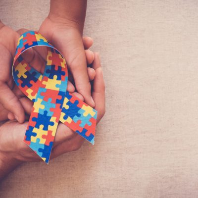 Docente obtém diminuição na carga horária para melhor atender sua filha com autismo.
