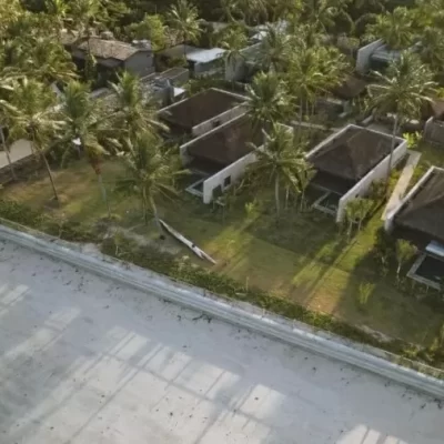 Hotel de luxo é acusado de construir uma barreira ilegal em uma praia de Alagoas.
