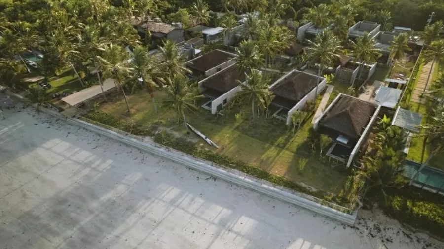 Hotel de luxo é acusado de construir uma barreira ilegal em uma praia de Alagoas.