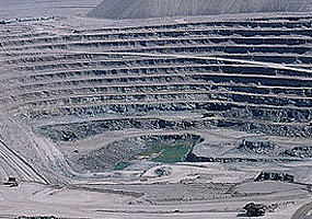 Implementação de políticas de conformidade no setor de mineração.