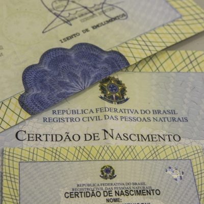Inclusão do pai biológico na família e transformação do pai legal em pai afetivo.