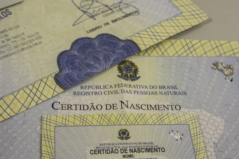 Inclusão do pai biológico na família e transformação do pai legal em pai afetivo.