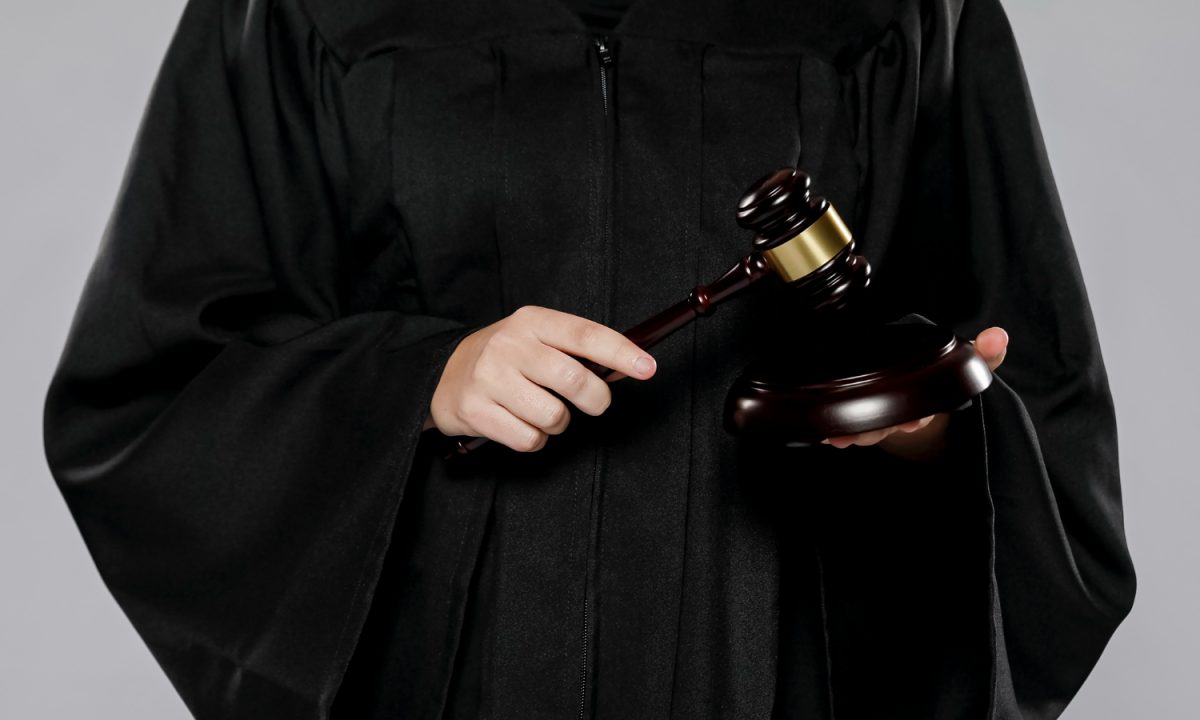 Indivíduo acusado de tentativa de homicídio contra o ex-marido de sua anterior parceira é condenado a cumprir pena em regime de liberdade condicional.