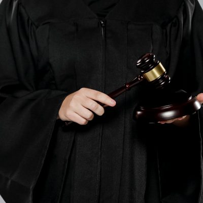 Indivíduo acusado de tentativa de homicídio contra o ex-marido de sua anterior parceira é condenado a cumprir pena em regime de liberdade condicional.