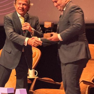 Juristas prestam homenagem a Aury e Metzker em reconhecimento à contribuição da comunidade de criminalistas.