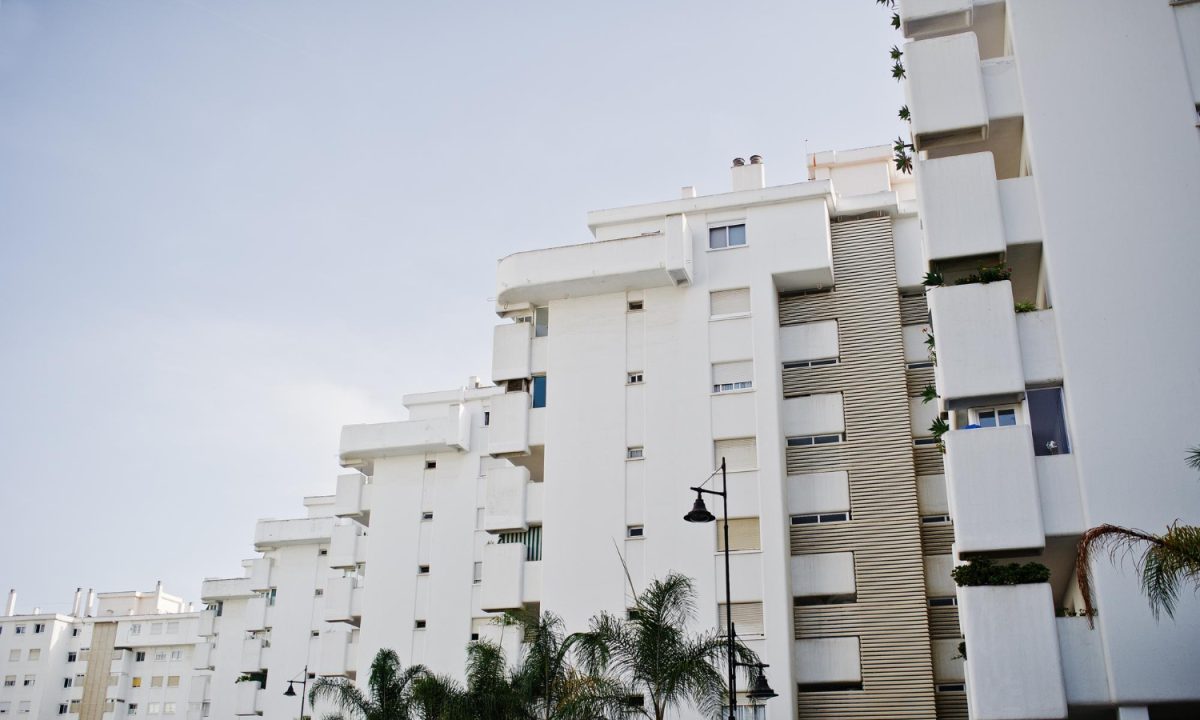 Magistrado impede indivíduo de acessar área residencial devido a roubos cometidos contra moradores do local.