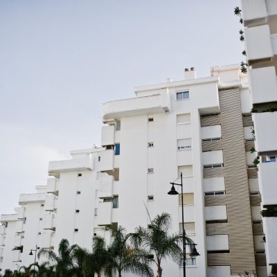 Magistrado impede indivíduo de acessar área residencial devido a roubos cometidos contra moradores do local.