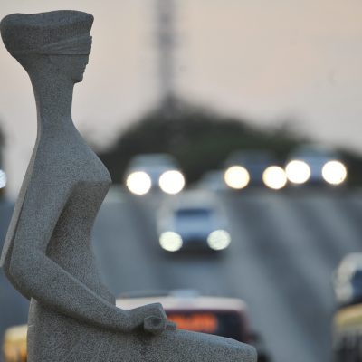 O Supremo Tribunal Federal está examinando a possibilidade de o Sistema Único de Saúde fornecer medicamentos que ainda não foram oficialmente incluídos em sua lista de cobertura.