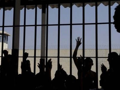 Projeto de lei pretende proibir que detentos provisórios exerçam o direito ao voto durante as eleições.