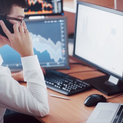 ações e obtém ganhos financeiros.