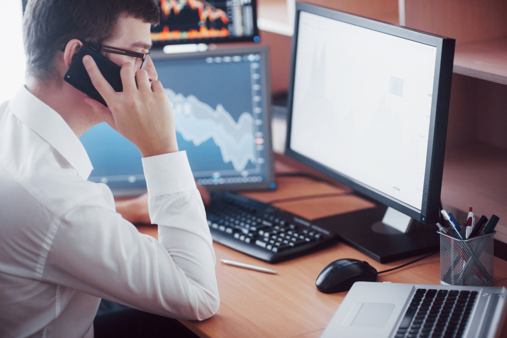 ações e obtém ganhos financeiros.
