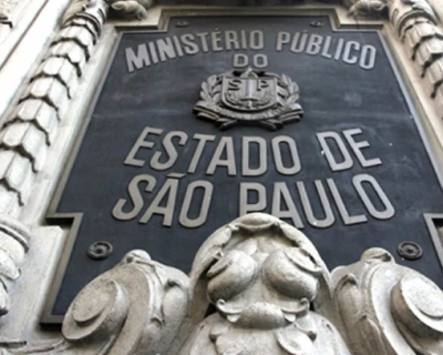A renúncia ao recurso impede a análise da questão de interesse público.