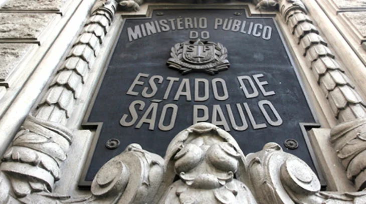 A renúncia ao recurso impede a análise da questão de interesse público.